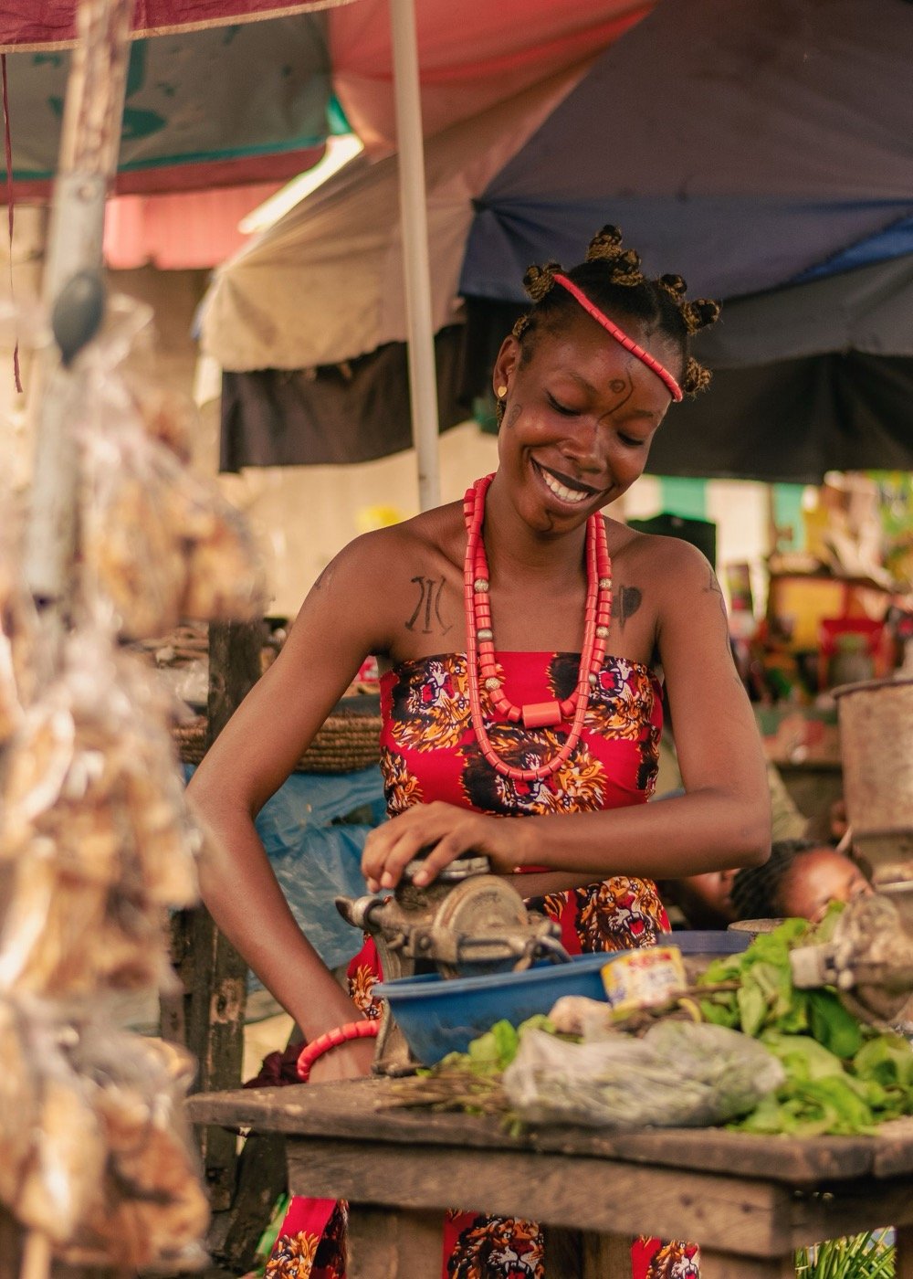 Une commerçante souriante à son étal